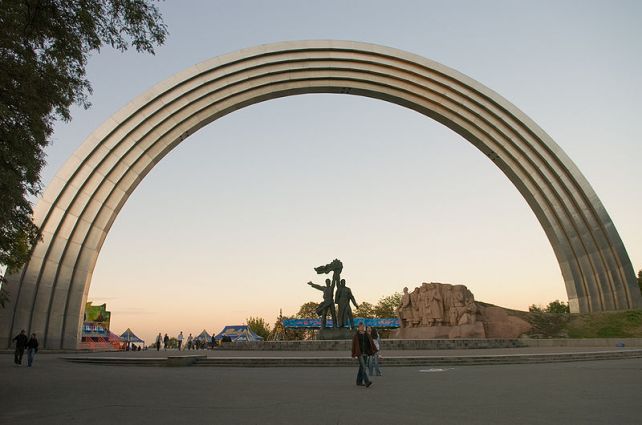  Friendship Monument in Kiev, Ukraine - Image credit http://commons.wikimedia.org